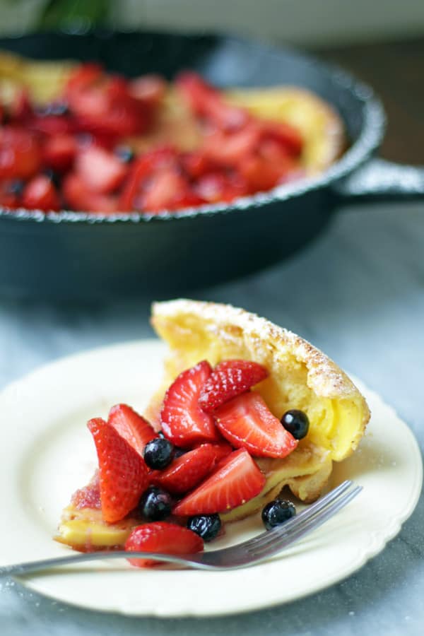 dutch baby con frutos rojos servido en plato