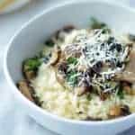 risotto de hongo servido en plato