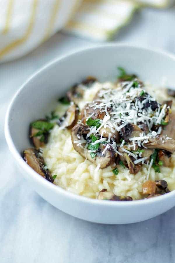 risotto de hongo servido en plato