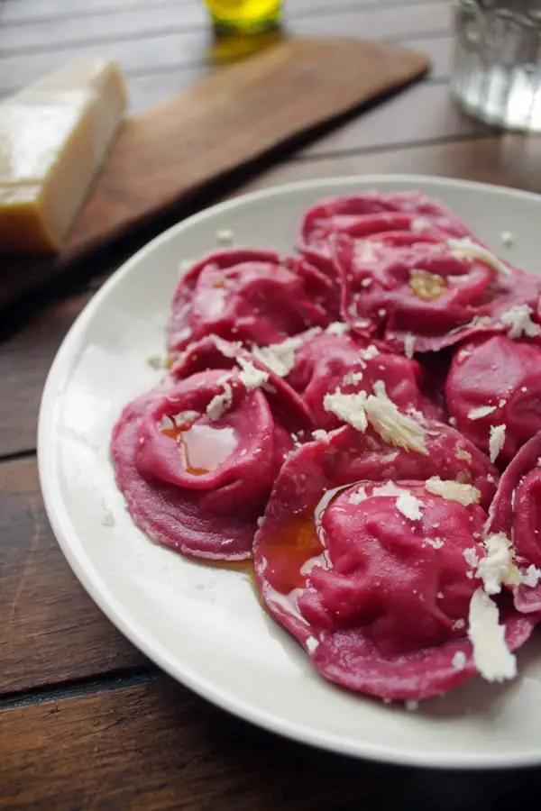 Sorrentinos con masa de betabel, rellenos de jamón y queso