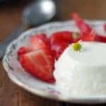 panna cotta de manzanilla servida en plato con fresas