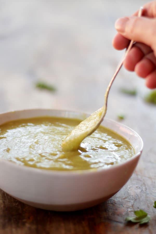 salsa verde servida en un recipiente hondo