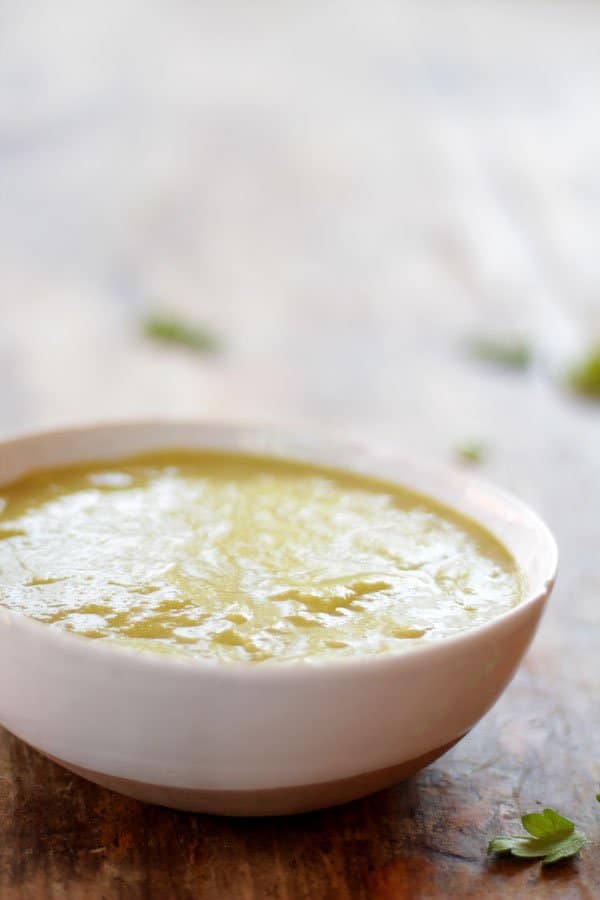 salsa verde servida en un recipiente hondo