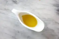 Aceite de oliva en un recipiente