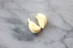 dos dientes de ajo pelados