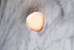 Crema de leche en un recipiente pequeño