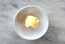 Trozo de mantequilla en un bowl