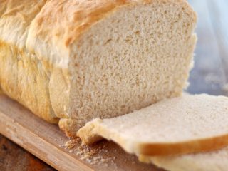 Pan de molde casero rebanado sobre una tabla de madera