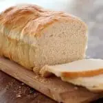 Pan de molde casero rebanado sobre una tabla de madera