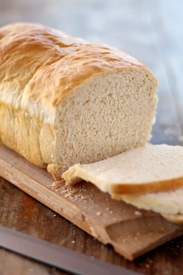 Pan de molde casero rebanado sobre una tabla de madera