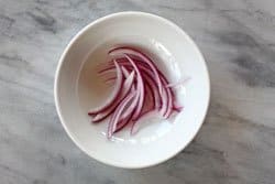 Cebolla morada cortada en laminas finas