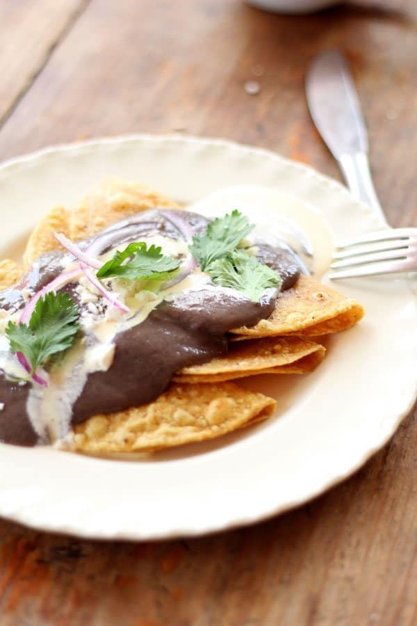 Enfrijoladas servidas en un plato