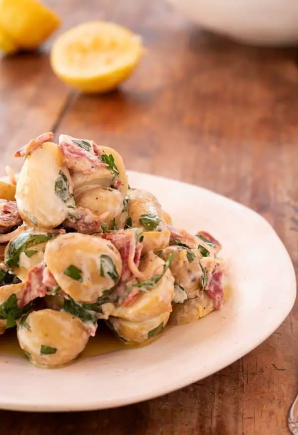 ensalada de papa servida en un plato