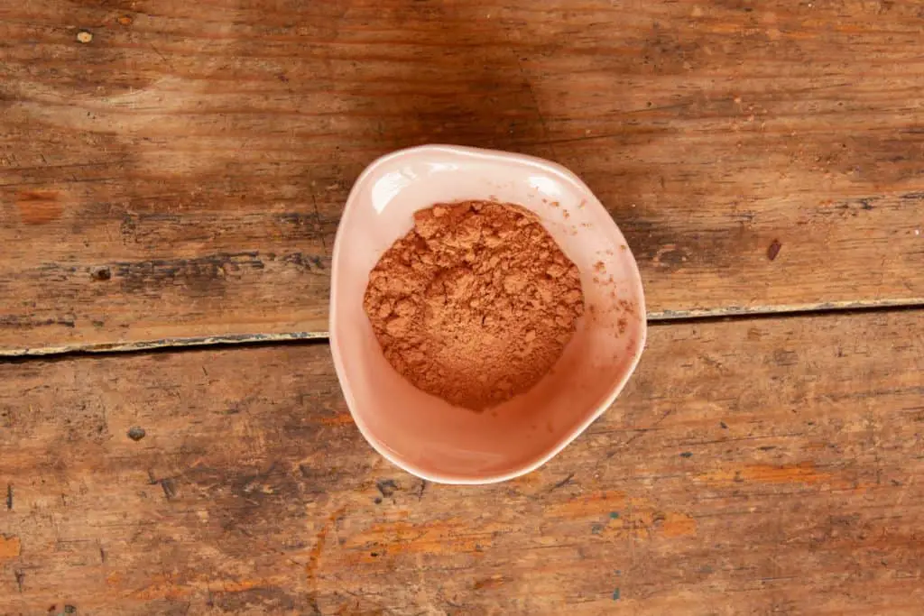 Cacao en polvo en un bowl pequeño