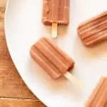 paletas heladas de chocolate sobre un plato
