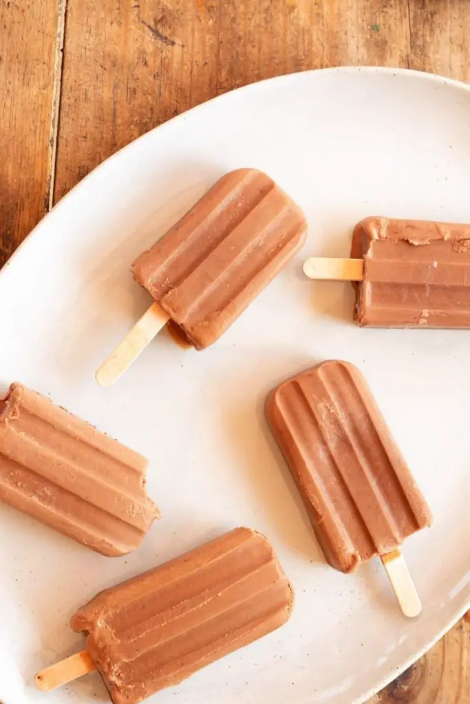 paletas heladas sobre un plato