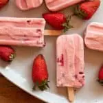 paletas heladas de yogut con fresa