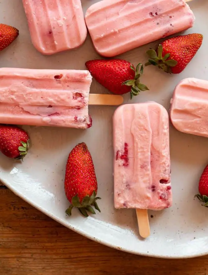 paletas heladas de yogut con fresa