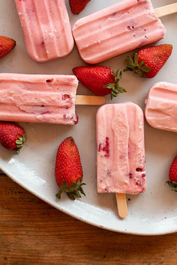 paletas heladas de yogut con fresa