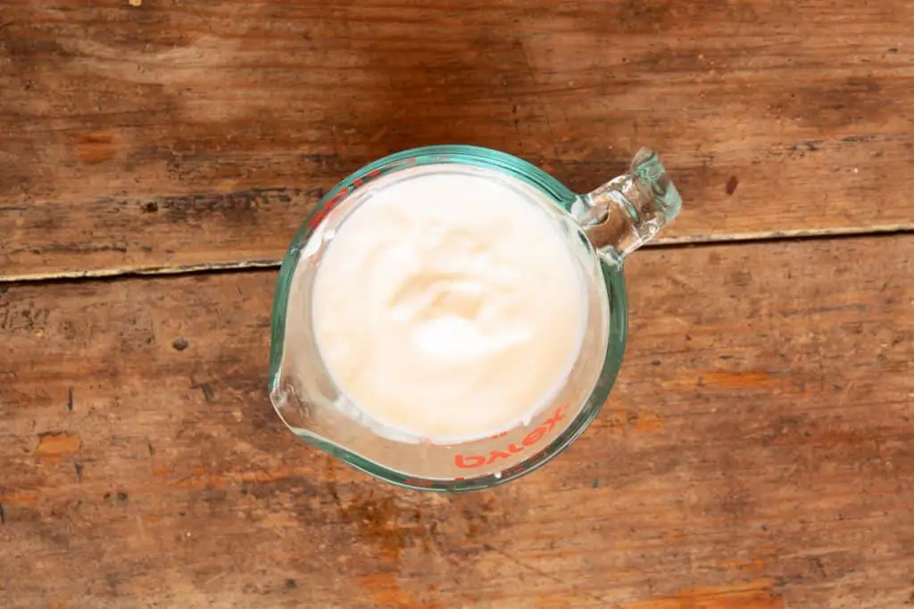 yogur en una taza medidora de cocina