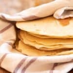 Tortillas de harina envueltas en un repasador