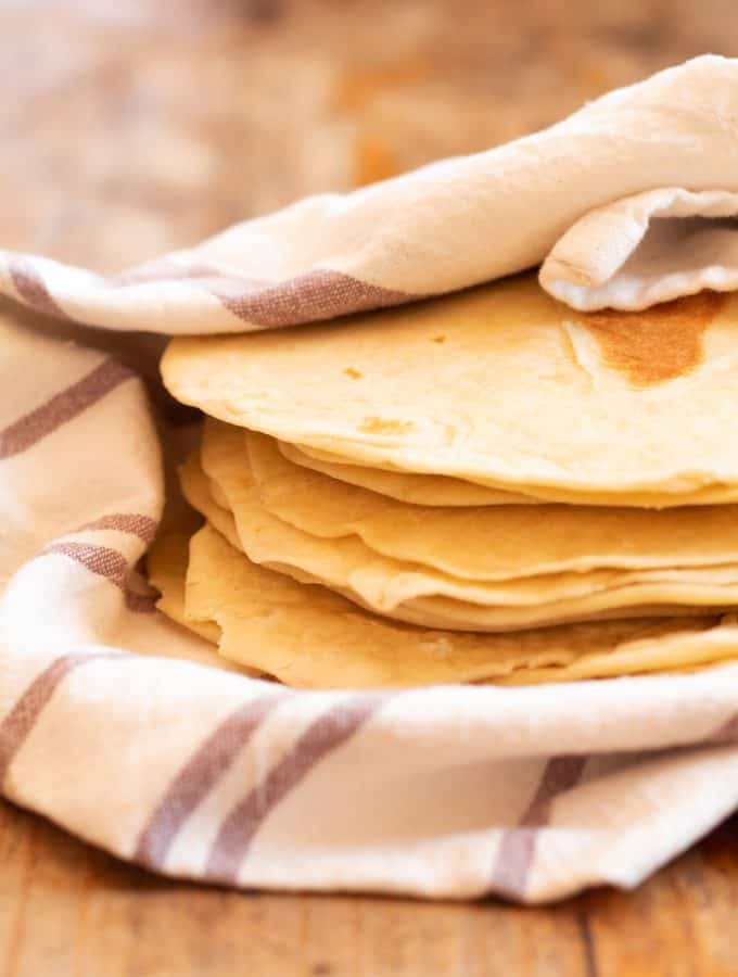 Tortillas de harina envueltas en un repasador