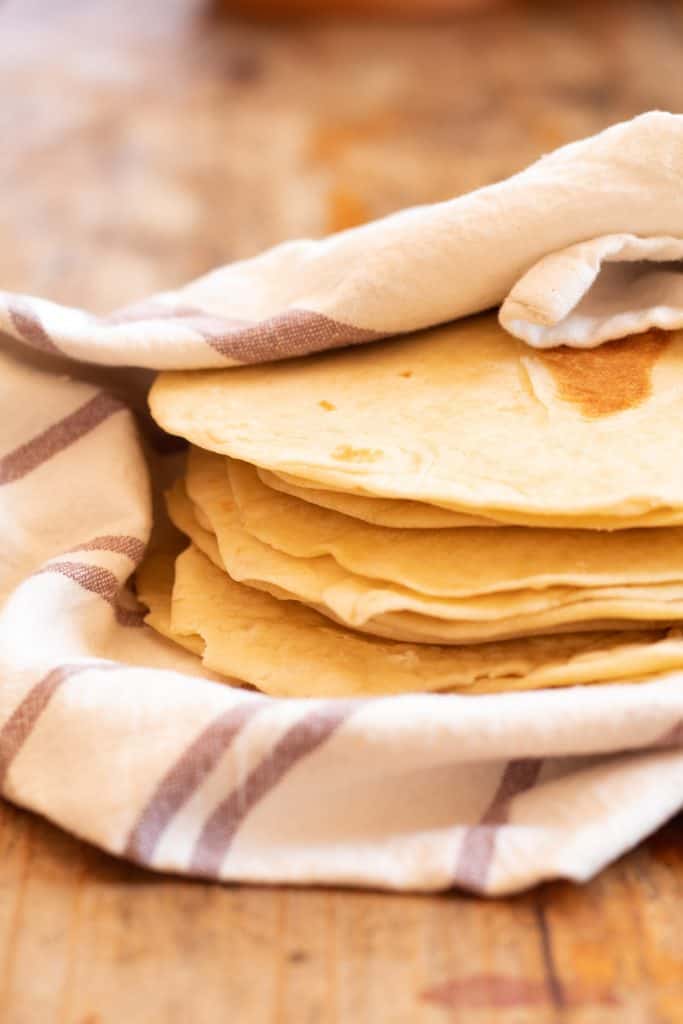 Tortillas de harina envueltas en un repasador