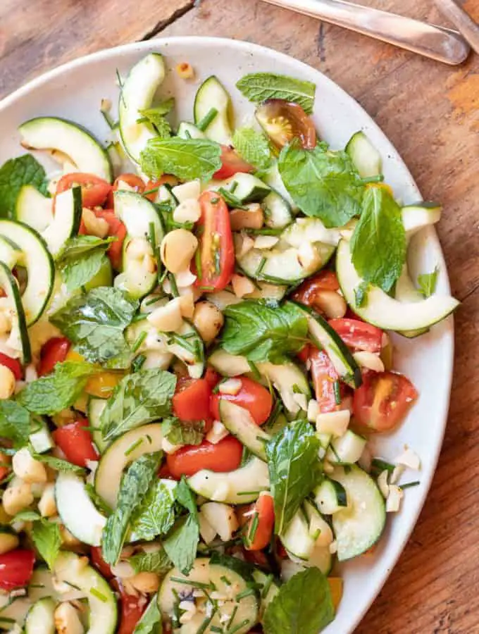 Ensalada de pepino con macadamia y menta