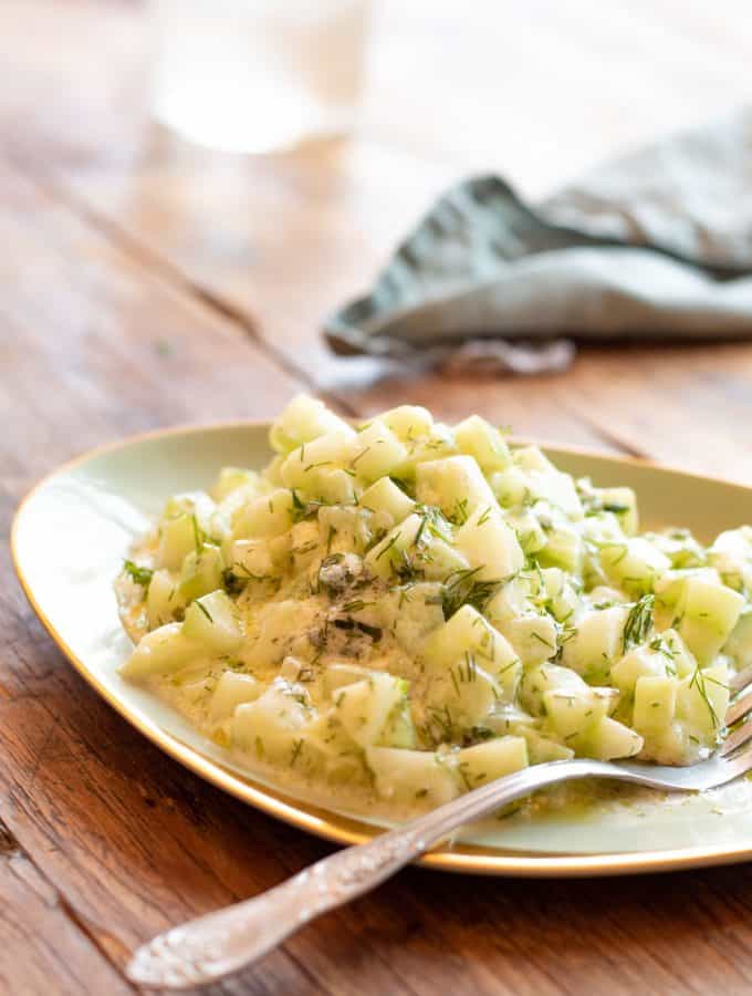 tzatziki servido en un plato