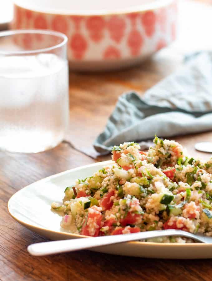 Ensalada tabule servida en plato