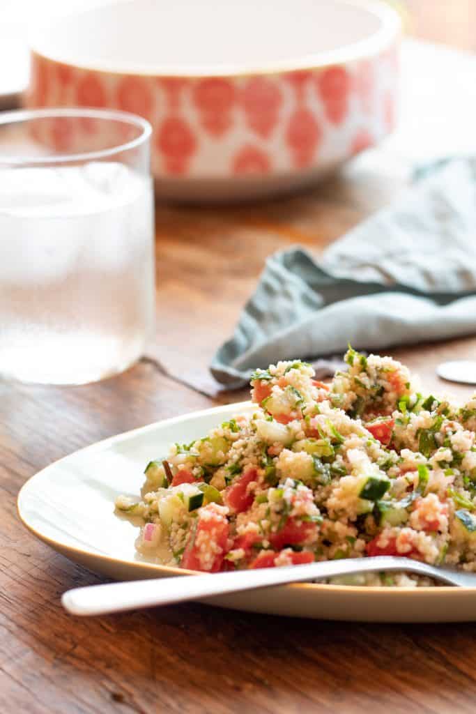 Ensalada tabule servida en plato