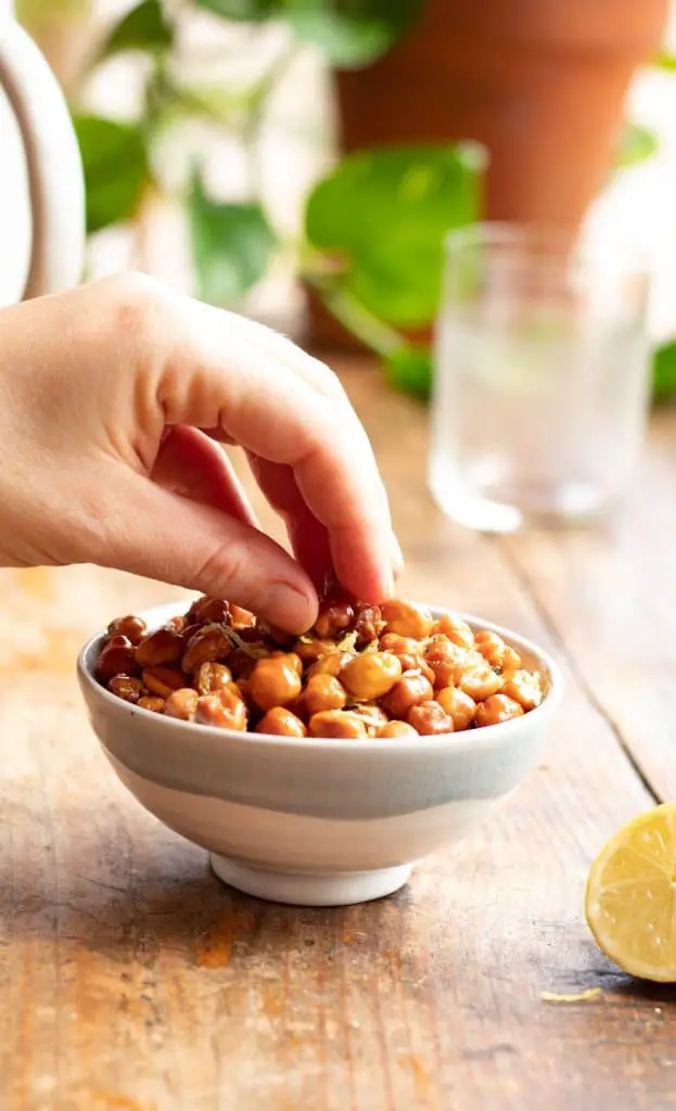 Mano tomando unos Garbanzos Crujientes