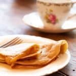 crepas de avena con mermelada servidas en un plato