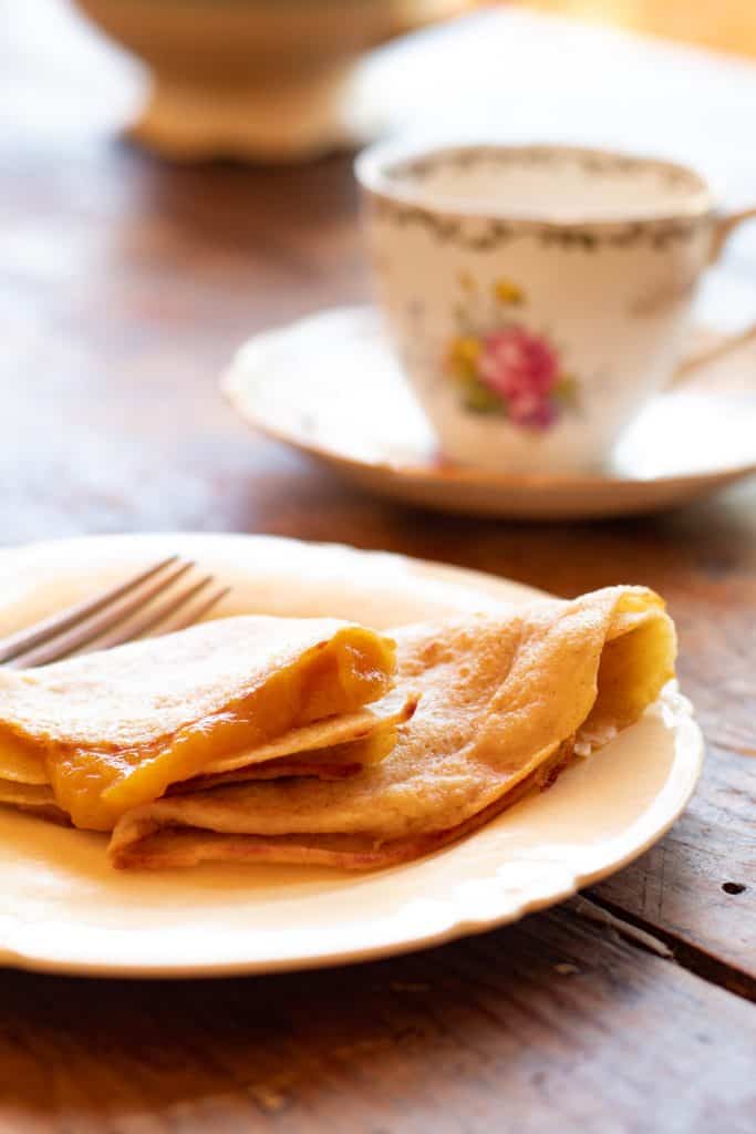 crepas de avena con mermelada servidas en un plato