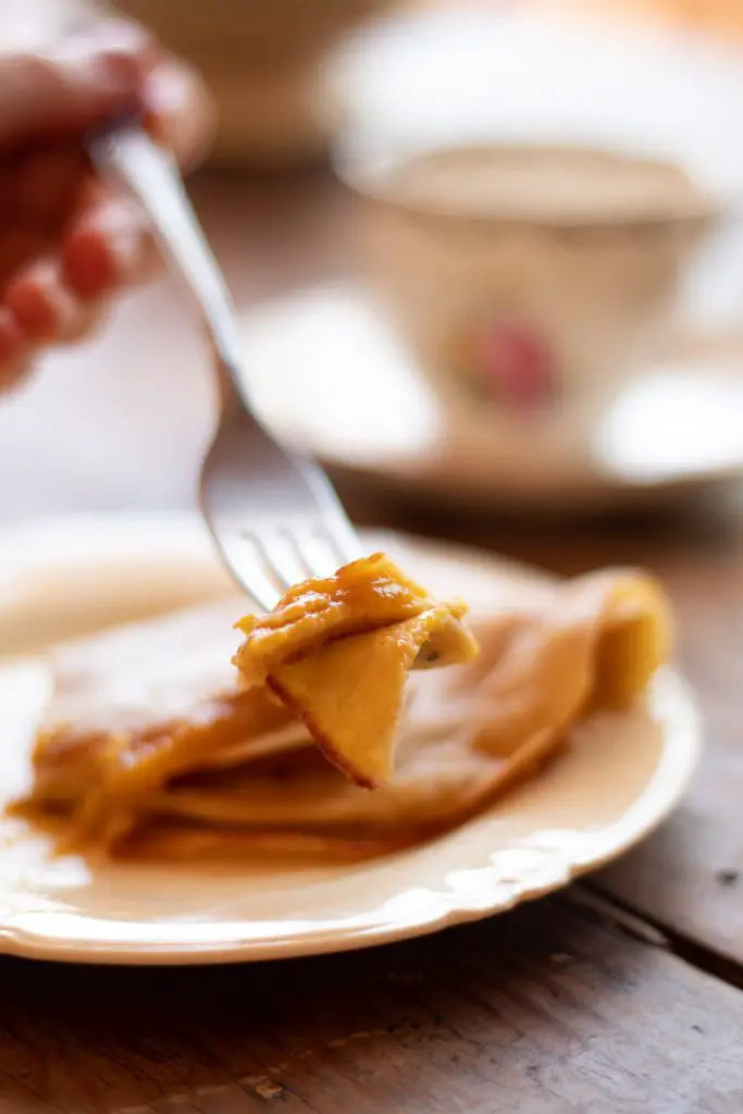 Bocado de crepa de avena con mermelada