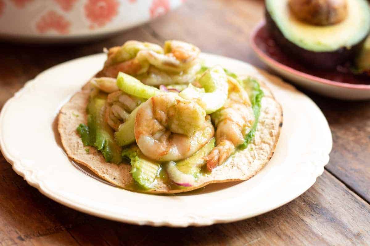 Aguachile en una tostada