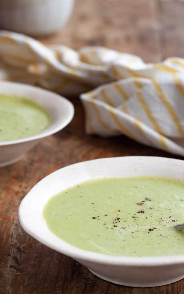 crema de brocoli servida en un plato hondo