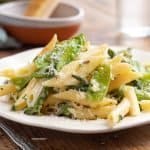 pasta primavera servida en un plato, con un tenedor a un lado.