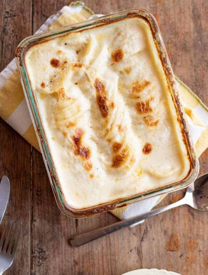 papas al horno servidas en una fuente