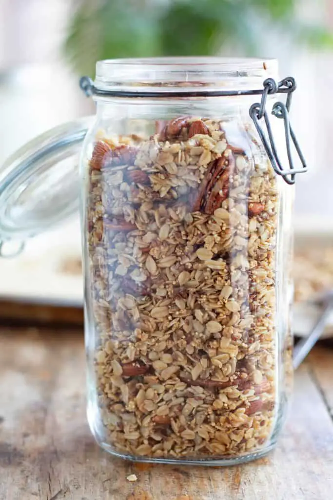 Granola guardada en un bote de vidrio