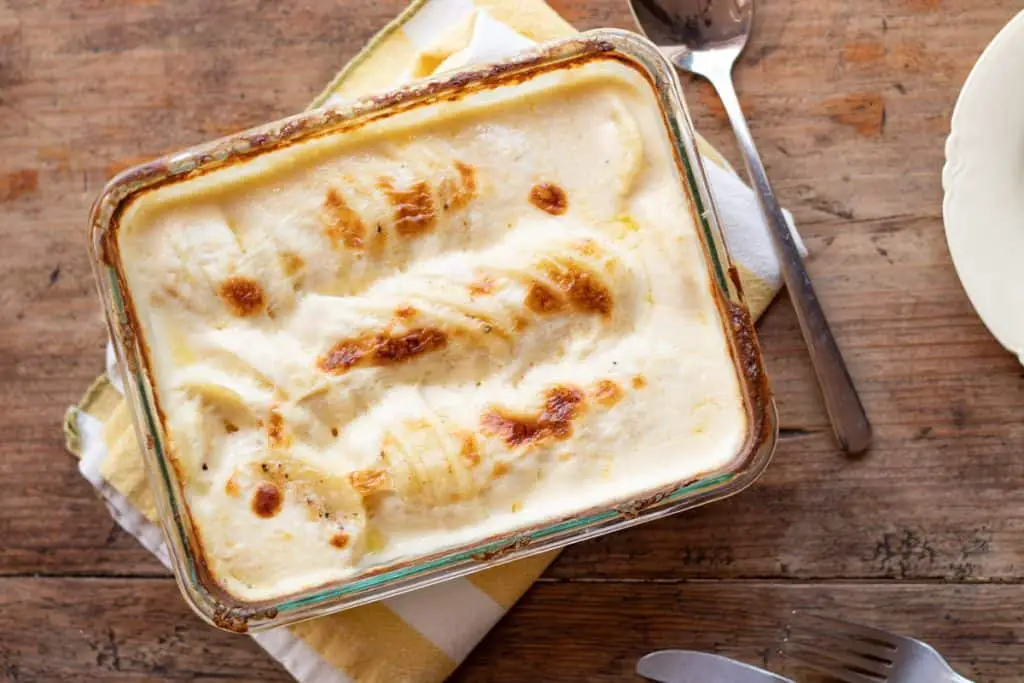 papas al horno servidas en una fuente