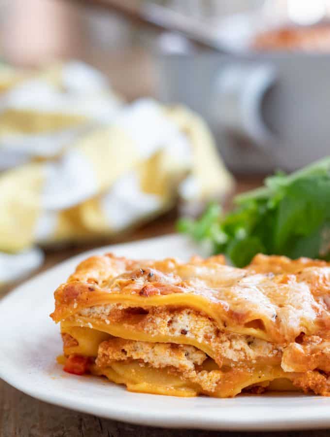 Lasaña de carne servida en un plato