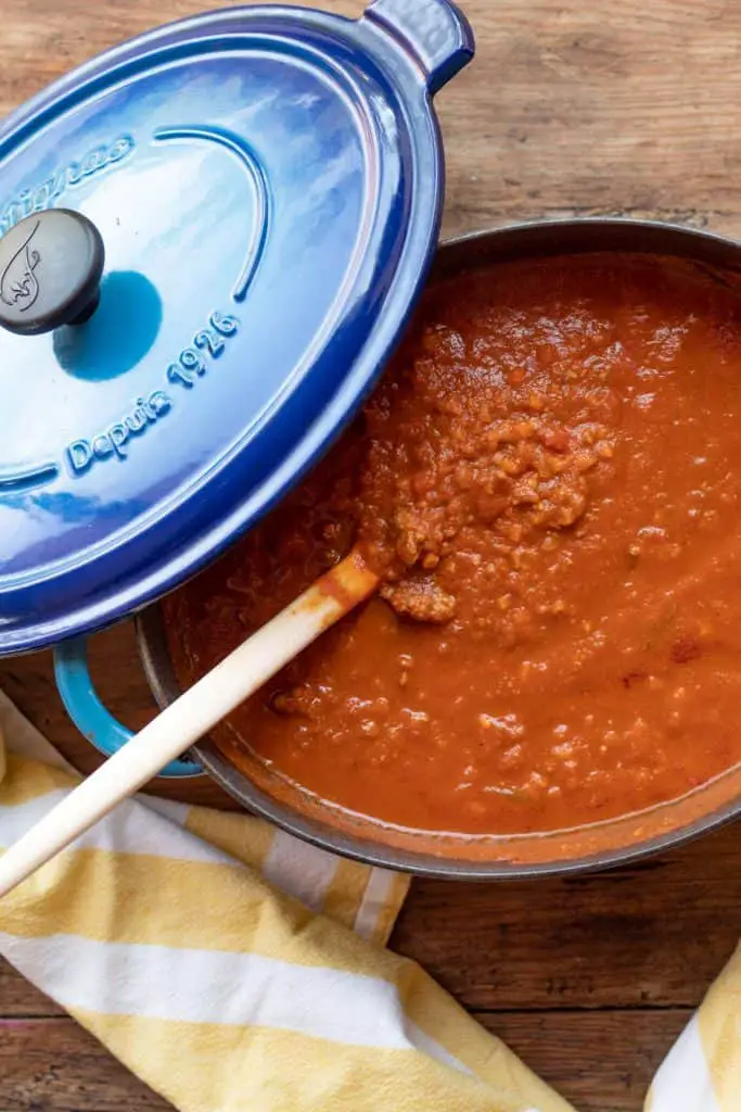 Salsa boloñesa en una olla