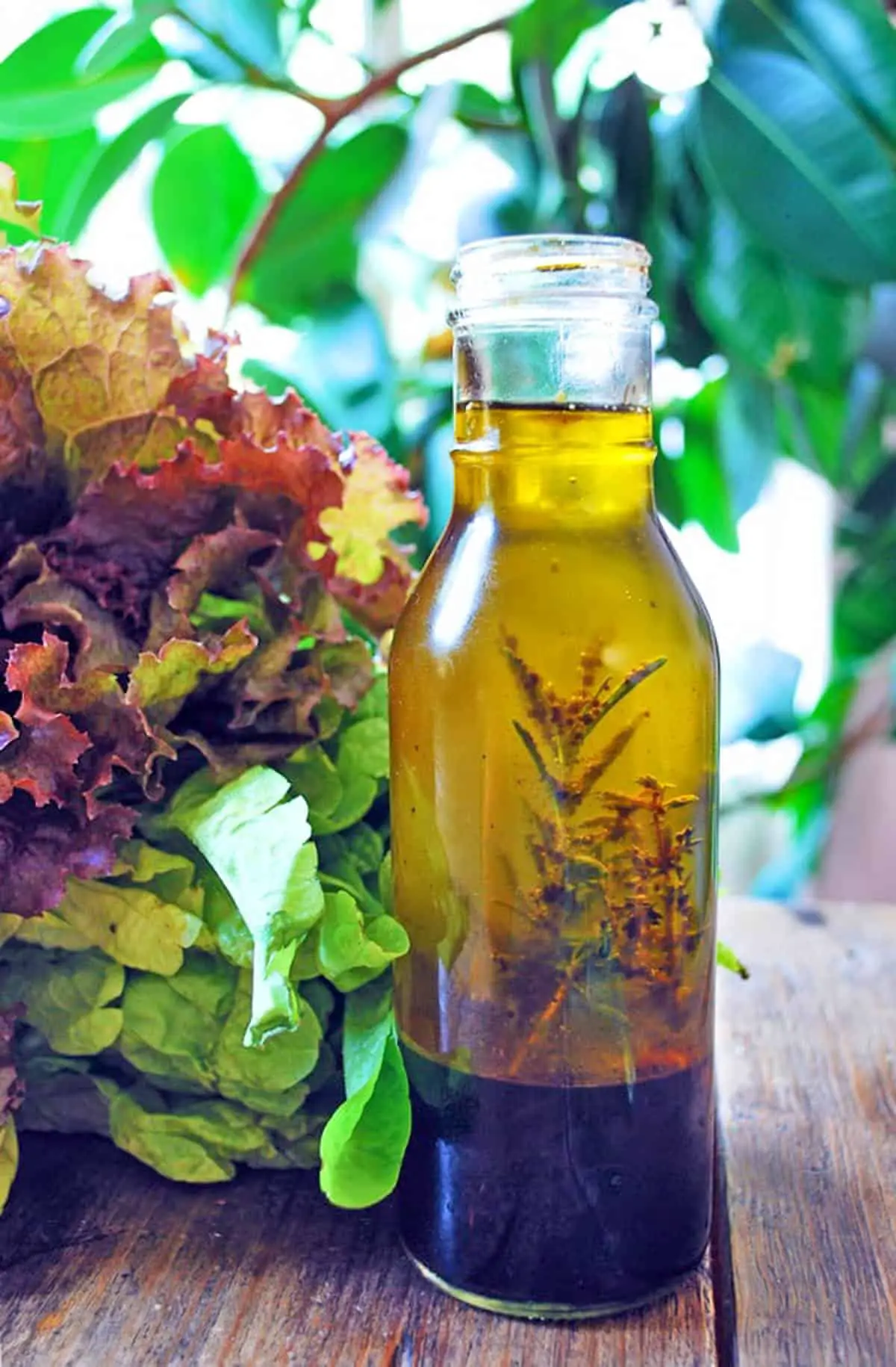 vinagreta con hierbas en una botella de vidrio