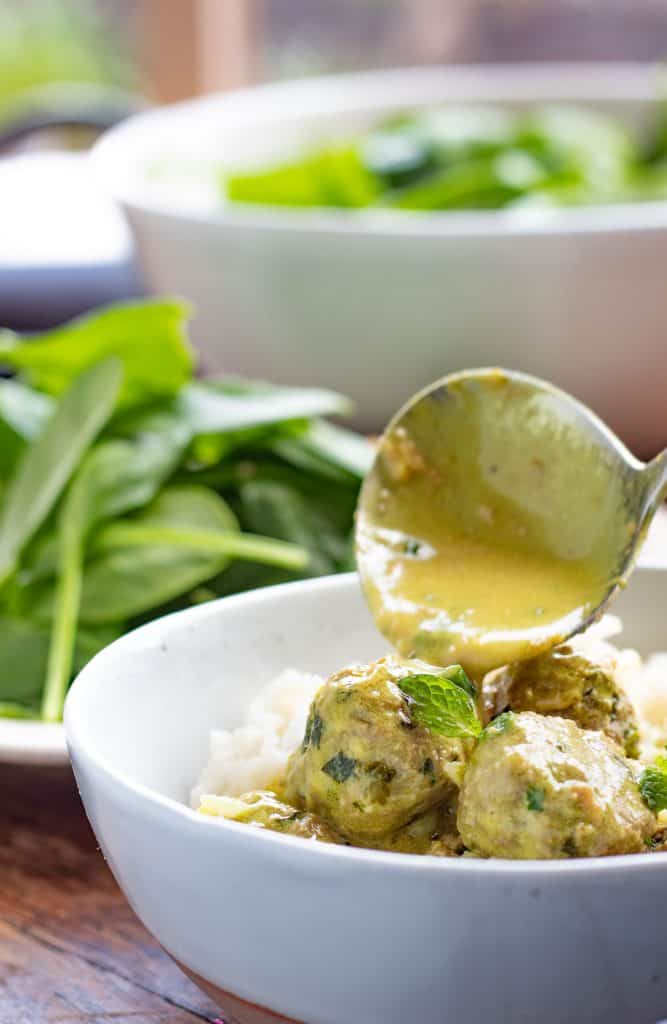 Albóndigas con jengibre y leche de coco, arroz jazmín servidas en un plato.