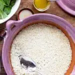 arroz en un cacerola de barro