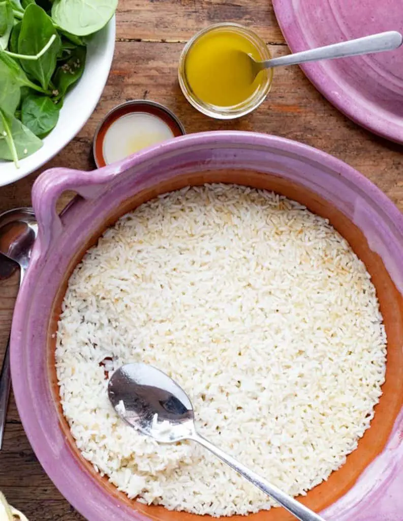 arroz en un cacerola de barro