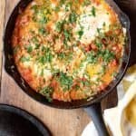 Shakshuka en sartén de hierro