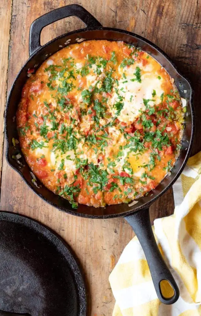 Shakshuka en sartén de hierro