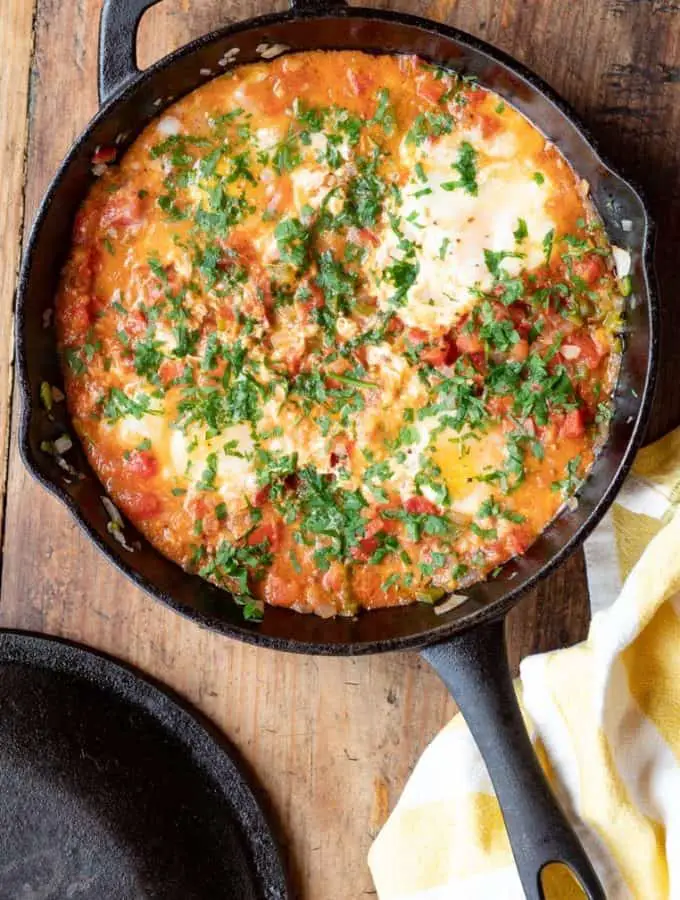 Shakshuka en sartén de hierro